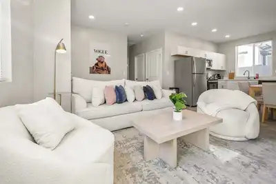 Image de Luxurious 2b2b Suite with Free Parking + Washer Dryer