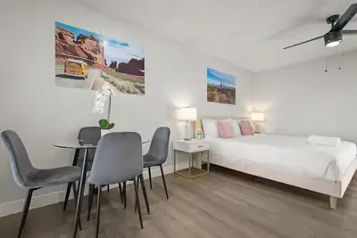 Modern 1b1b Scottsdale Free Parking