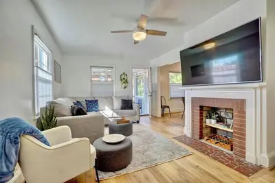Image de Gather! PingPong~6br~PorchTV~Walk Dtwn~Pets~15+