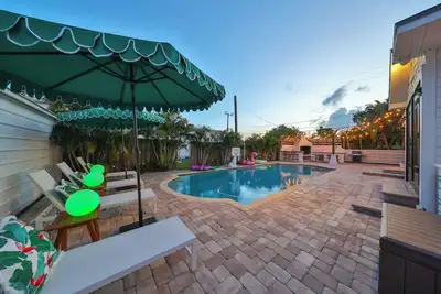 Image de Bali Resort Home with pool, putting green, golf simulator, game room