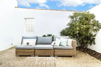 Image de Situé Au Cœur Du Village De Dolus D'Oléron, À Proximité Immédiate Des Commerces, Cet Ancien Chai Rénové Dans Son Intégralité Bénéficie D'Une Surface D'Environ 70 M2 Habitables, De Deux Chambres Et D'Un Espaces Extérieur À L'Abri Des Regards.