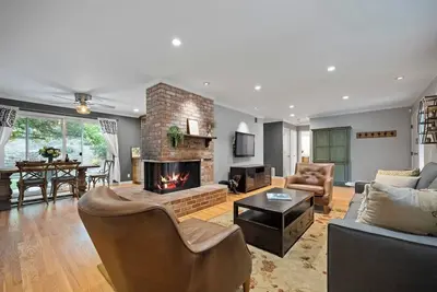 Image de This house is a 3 bedroom(s), 2 bathrooms, located in San Rafael, Ca.