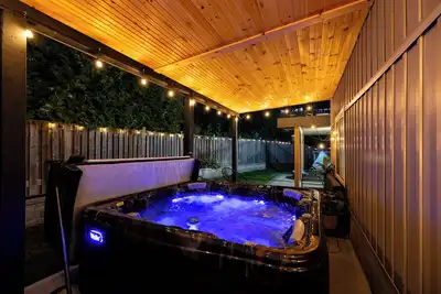 Image de Charming walk out basement fitness room, hot tub in enchanting Port Hope