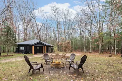 Image de Private Cozy Cabin in the woods minutes from Baldwin with WiFi, Ac and Hot Tub