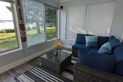 Image de Lake front home with dock access!