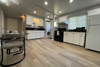 Image de Renovated Suite 6 Minutes to Uvic and Beach – Modern Comforts & Pet-Friendly