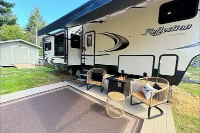 Image de Unique stay where Camper meets resort. Lake front and countless amenities.