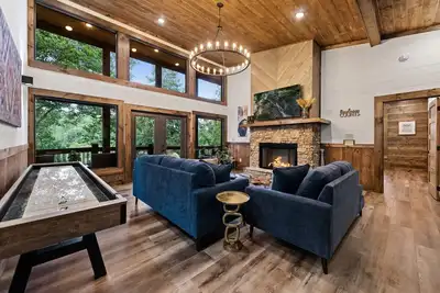 Image de Teresa's River Retreat - Waterfront Luxury Home | Outdoor Fireplace | Hot Tub