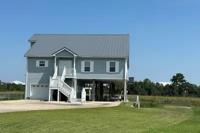 Image de Spacious 4-bedroom house on the water, Outdoor Living area, Bay St. Louis.