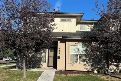 Image de Spacious 4-bedroom townhome in quiet Nampa neighborhood.