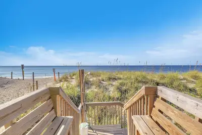 Image de Sea Spirit: Oceanfront Cottage Near Pier w/ Cozy Modern Vibes & Stunning Views