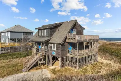 Image de Experience Oceanfront living at 2502 - Water's Edge in Duck, Nc, perfect for up to 10 guests.