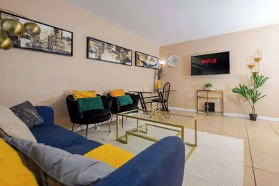 Image de Artsy Getaway with Vibrant Design Flair