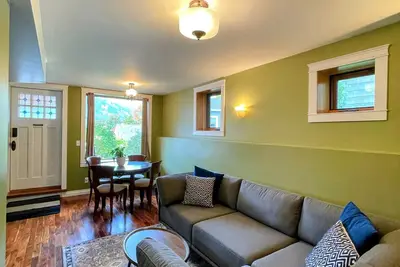 Image de Spacious, comfortable and convenient suite with deck and mountain view