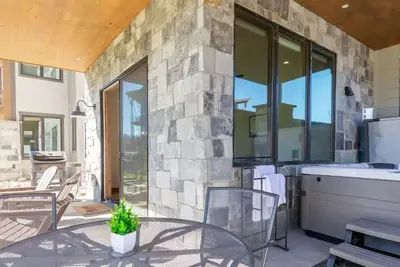 Image de Vista Vogue | Sleeps 8 | Explore, Sip, Unwind