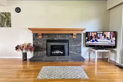 Image de Air conditioned 2 Bedroom upper floor suite with Garden view Closed to Sfu