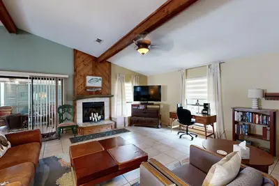 Image de Gorgeous coastal home with shared pool and easy beach access
