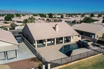 Image de Beautiful 3-bedroom pool home with 6 beds and golf course view. Minutes to river