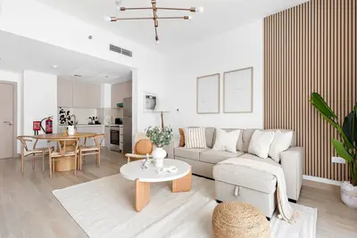 Image de Serene Canal View: 1br at Water’s Edge