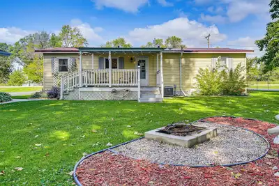 Image de Lake Views & Fireside Bliss: Cecil Cottage w\/ Yard