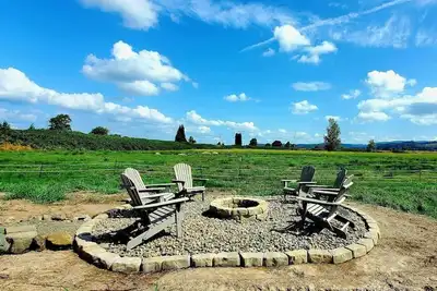 Image de 3-bedroom barndominium on a family farm in charming Clatskanie countryside