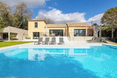 Image de Villa Moderne avec Piscine Chauffée et Jardin
