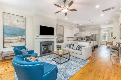 Image de Magnolia House—Stylish Savannah Home in Walkable Historic District with Parking