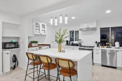 Image de New! A Modern Oasis with Game room 15mins to Disneyland, beaches&more!