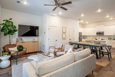 Image de Bright and Spacious Stay | Easy Walk to At&T