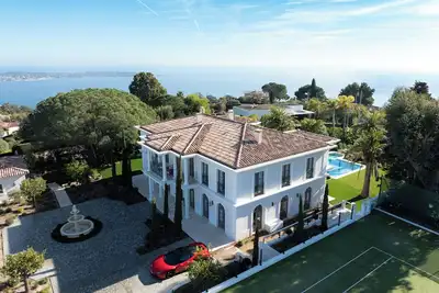 Image de Villa d'Exception à Cannes : Piscine, Vue Méditerranée et Services Haut de Gamme