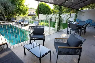 Image de 5 minutes du centre de Lourmarin, maison au calme, jardin et piscine chauffée