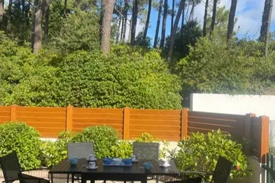Image de Maison avec Piscine Chauffée, Terrasse et Parking - Proche Plage et Forêt