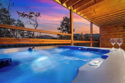 Image de Mountain Views in quiet area, Private Heated Pool, Hot Tub & Game Room!