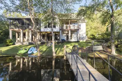 Image de Luxury Home in Quiet Cove-SUPs Kayaks BBall Arcade