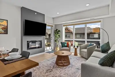 Image de Mountain Views | Heated Pool & Hot Tub | Top Floor