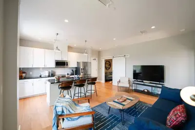 Image de AeroDynamic 2Br\/2Ba with Office & Balcony