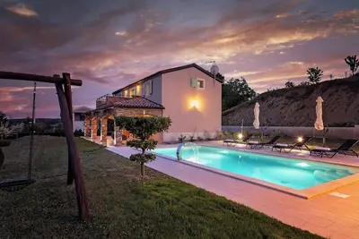 Image de Villa with a pool for 4 persons with garden and beautiful view of Motovun.