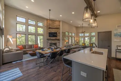 Image de Idlewood Treehouse by Innsbrook Vacations!