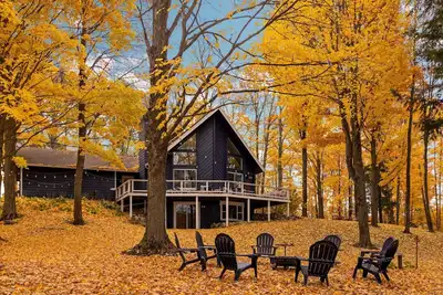 Image de Lakefront Spacious Cottage with Sandy Beach, Kayaks and Games!