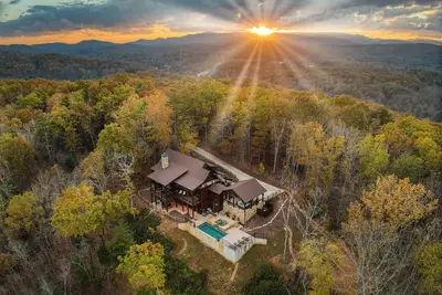 Image de Incredible Views! Year Round Heated Pool, PoolTable, HotTub, 5 Min to BlueRidge