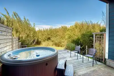 Image de Lakefront with Hot Tub, Pool Table, and Ping-Pong!