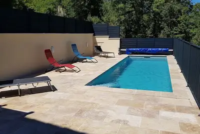 Image de Gîtes associés avec piscine jusqu'à 9 couchages. Nombreuses terrasses.