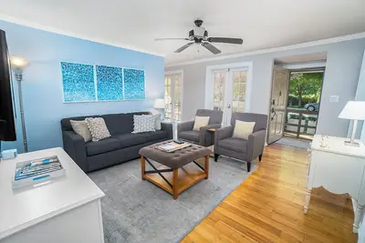 Image de Charming downtown home with wifi and full kitchen - dog-friendly