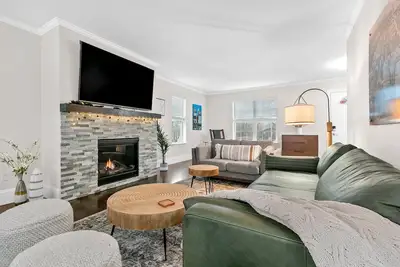 Image de Near Packers Stadium- Hot tub, screened in Porch and over 3400 sq ft!