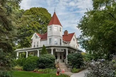 Image de Fully restored victorian mansion in downtown Fennville