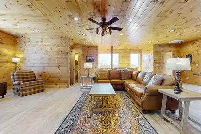 Image de Cozy home with lake views, free attraction tickets, games and streaming Tv's