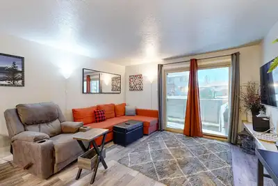 Image de Cozy condo in great location - access to shared pool & game room