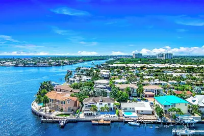 Image de Waterfront Antique Mansion! Heated Pool+Hot Tub!