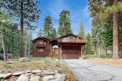Image de Spacious home with fireplace and two decks with hot tub & bbq grill