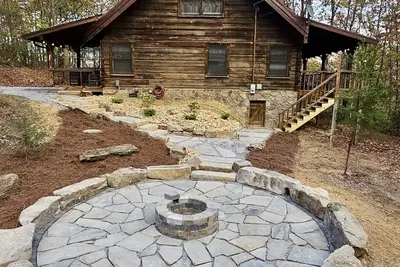 Image de Cozy cabin with hot tub, free attraction tickets, community pool, walking trails